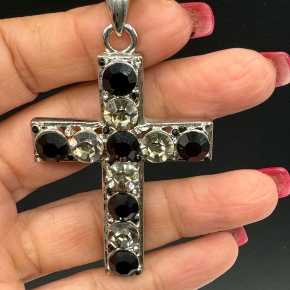 Cross pendant with long chain - Picture 3 of 6